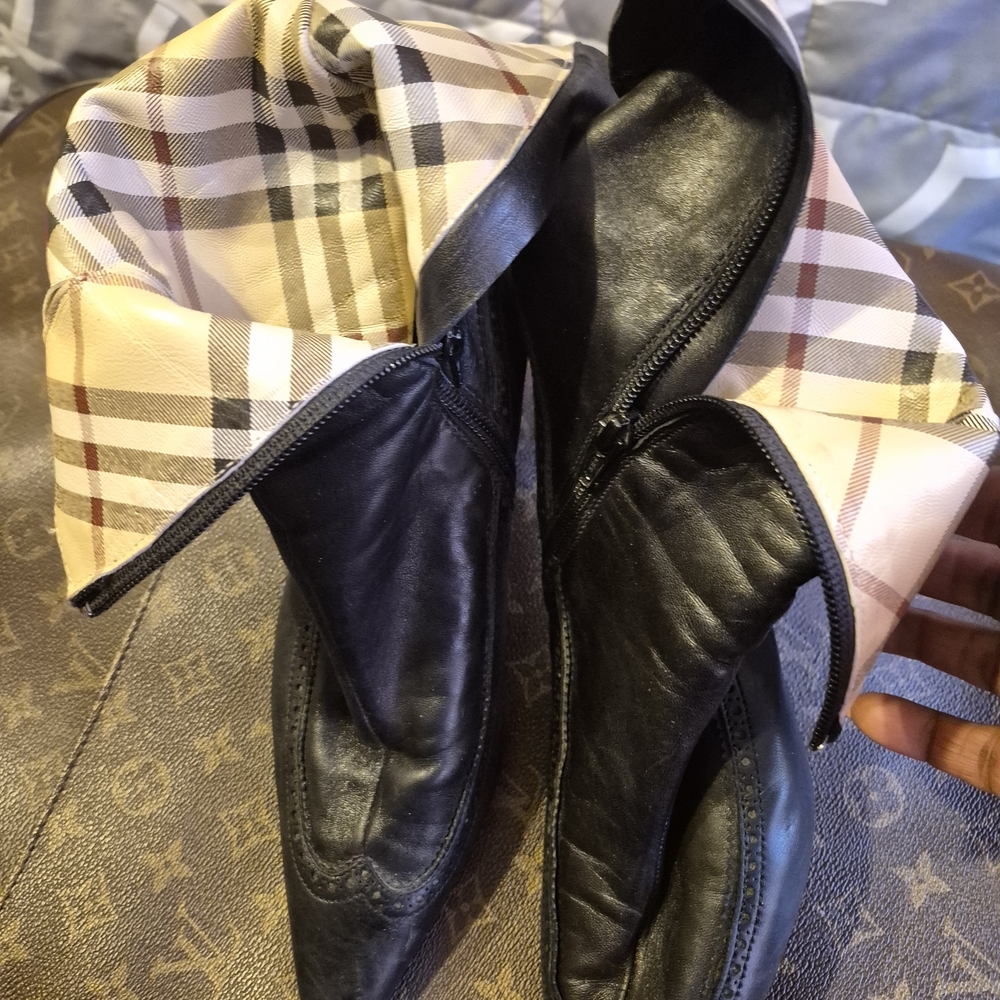 Burberry Black Heeled Boots Sleek Leather Design